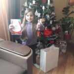 nina-contenta-con-su-regalo-navidad-sin-papa
