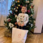 nino-con-regalo-navidad-sin-papa-sin-mama