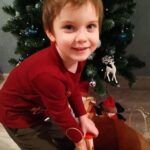 nino-sin-padre con-regalo-de-super-elf